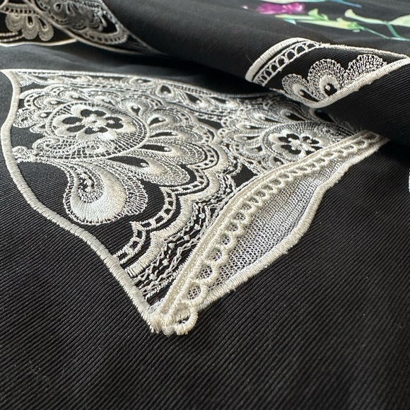 Black dress with white detailed embroidery - Picture 7 of 11